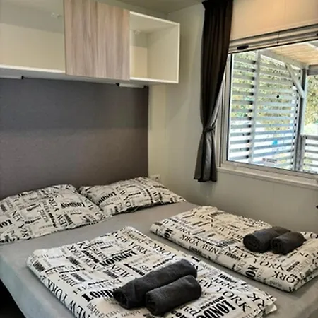 Aldeamento Turístico Mobile Homes Comfort Capri Bijela Uvala 4*