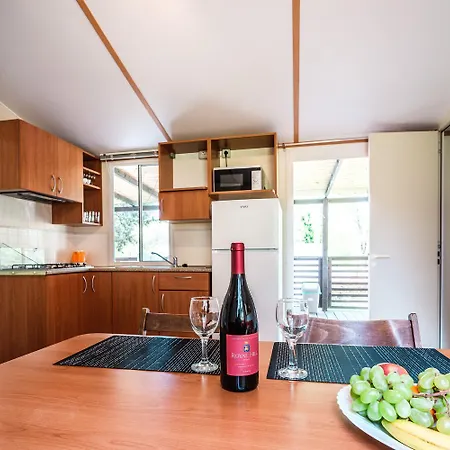 Aldeamento Turístico Mobile Homes Comfort Capri Bijela Uvala 4*